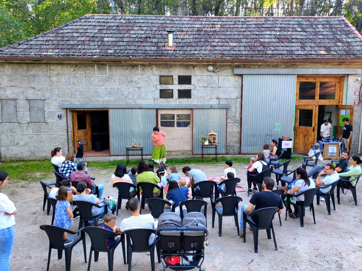 👀 Aquí vos mostramos unha fotiño de onte con @aroavivavoz narrando "Kakún, el árbol de la montaña"✨

Graciñas a todxs! 🧡 

Que as vosas sementes se convirtan en fermosas flores! 🌸🌼🌻🪻🌷