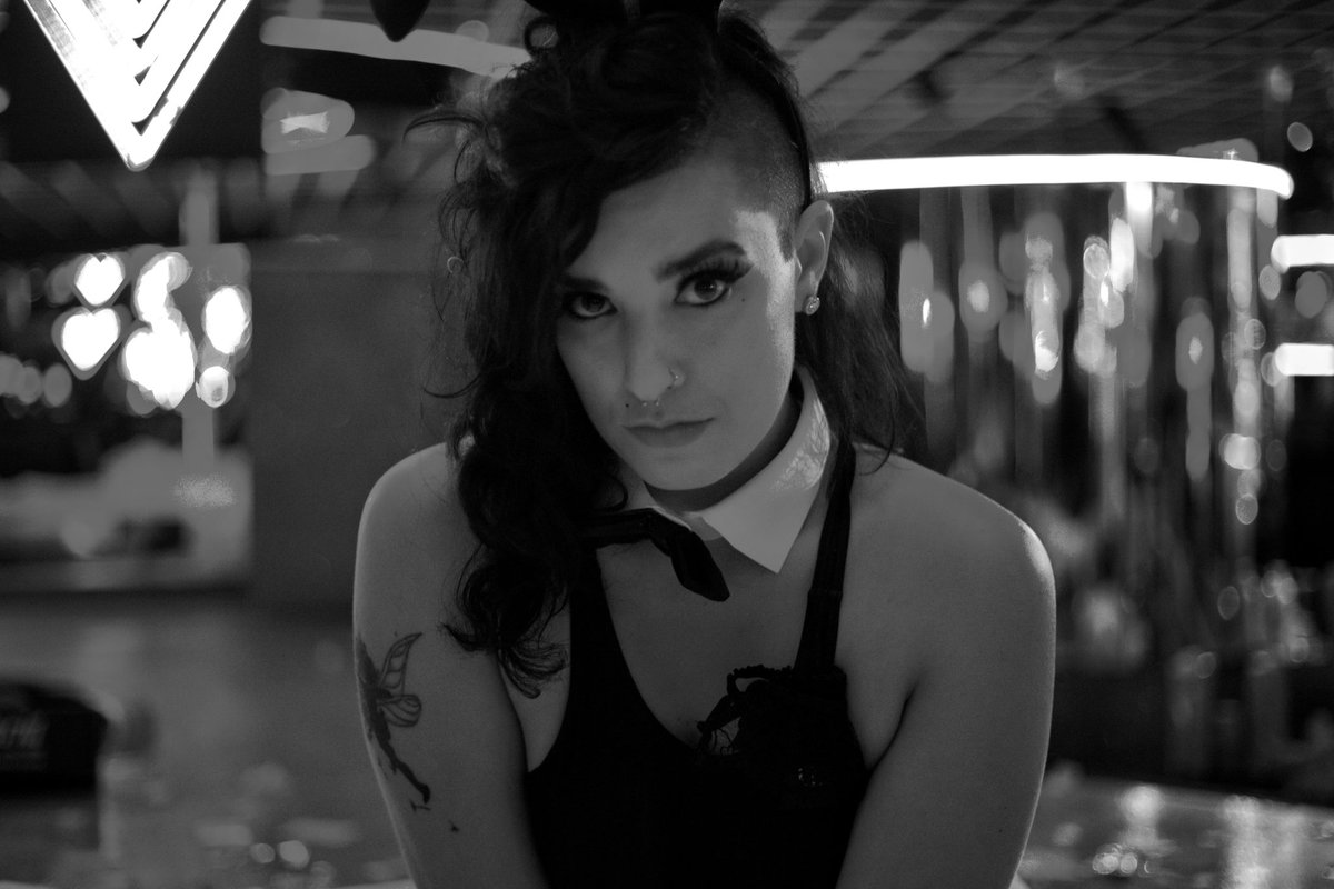 Rogu3_Qw33n's tweet photo. Black bunny ears and a cute little bow tie.
Baby.....Let me seduce you, look into my eyes and come play....!
#playboybunny #themedshoot #bedroomeyes #onlyfansbabe #brunettebabe https://t.co/JwlKxm3Cah