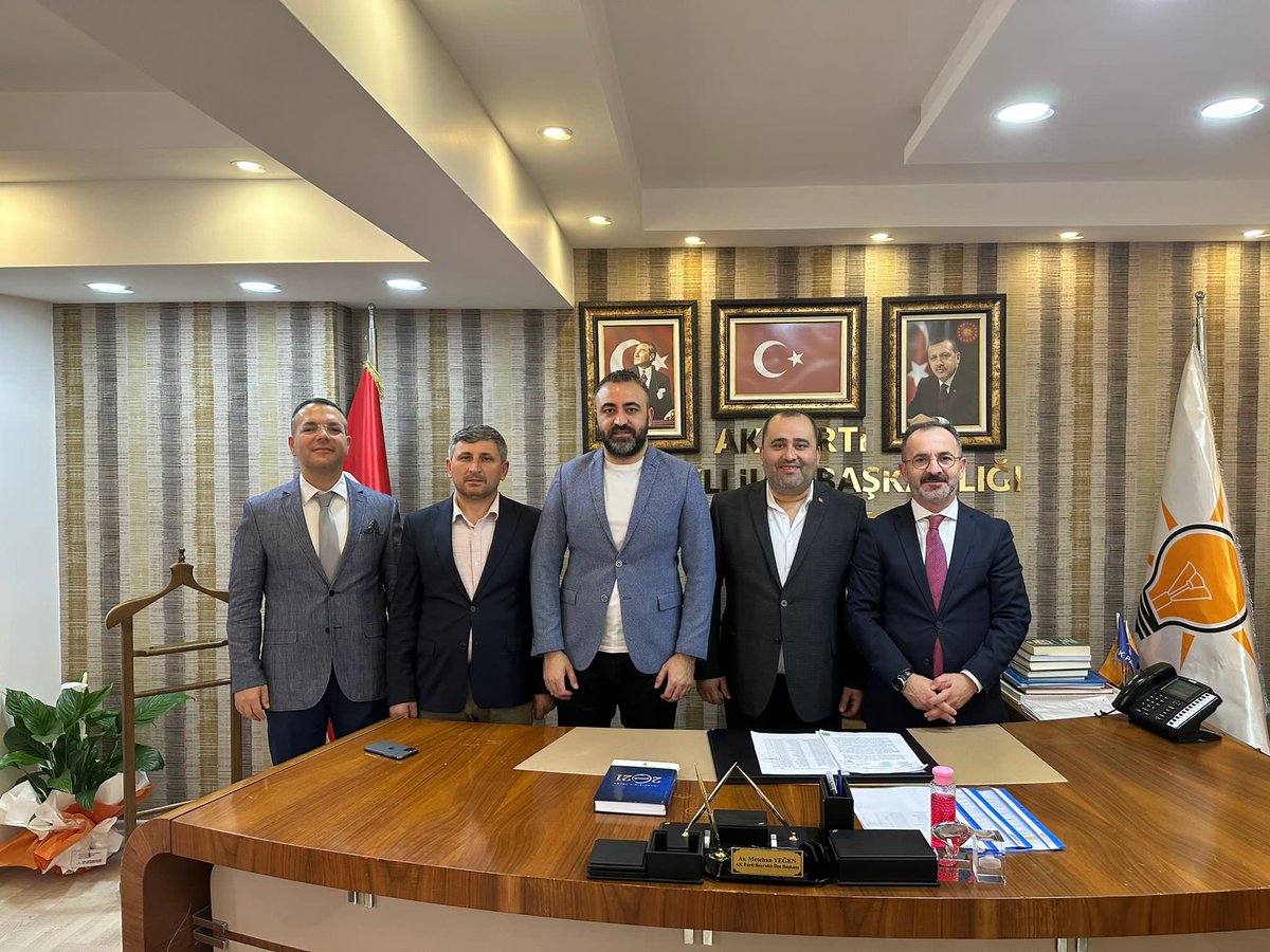 İBB Ak Parti Grup Başkanvekilimiz Sn. <a href="/ozgurhizal35/">Av. Özgür HIZAL</a> ve İl yöneticimiz Sn. <a href="/sefasahin/">Sefa Şahin</a> ile birlikte İlçe binamıza ziyarette bulundu. Seçim çalışmaları hakkında istişarelerde bulunduk. Kendilerine ziyaretlerinden dolayı teşekkür ederiz 

#DoğruAdamDoğruZaman