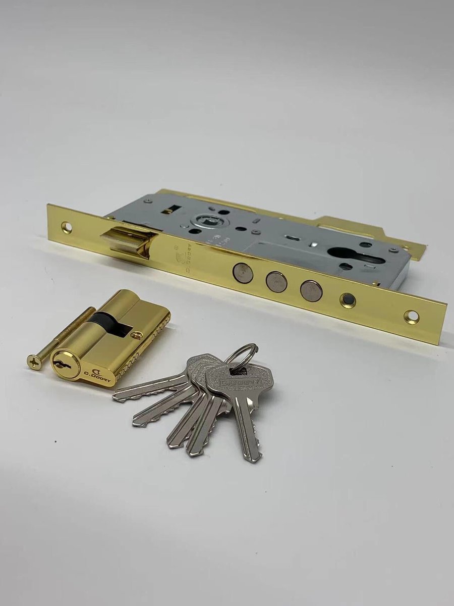 cdooryhardware's tweet photo. In Canton fair , client cash for deposit payment, thanks for your trust our company, China locks factory.                         https://t.co/TTN25gWXI0 https://t.co/EYHmzGk3bO