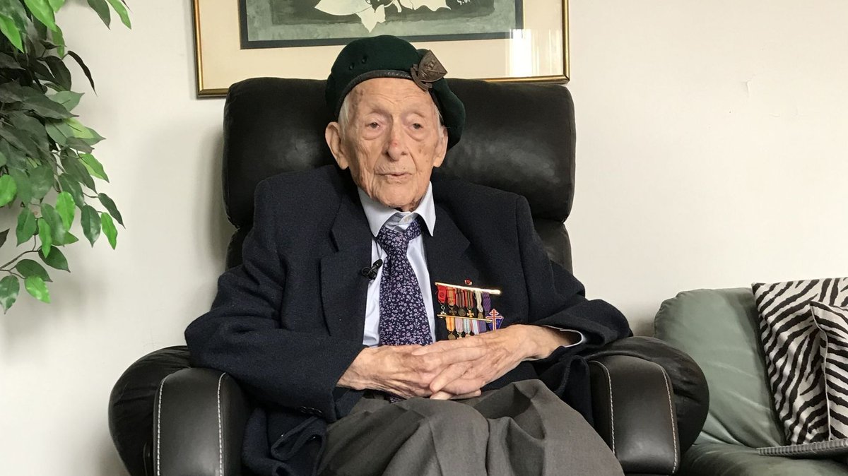 LeThomasOFF's tweet photo. Le militaire français #HubertFaure (1914-2021) est décédé il y a maintenant 2 ans à l'ùge de 106 ans.
Il était membre des commandos Kieffer, qui a combattu lors la Seconde Guerre mondiale.
Le 6 juin 1944, il débarque avec ses hommes devant la commune de Colleville-sur-Orne https://t.co/UyhtFpW16b