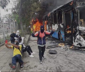 <a href="/NoticiasUno/">Noticias Uno</a> Es un asco de noticiero, seudoperiodistas arrodillados,lamezuelas vendidos al sapatra ilegitimo. Para ellos esto es digno de admiración y hay que pagarles.Gritar y hablar por un megafono y decirle hampones a los bandidos del pacto criminal es violento. #ALaCalle22A