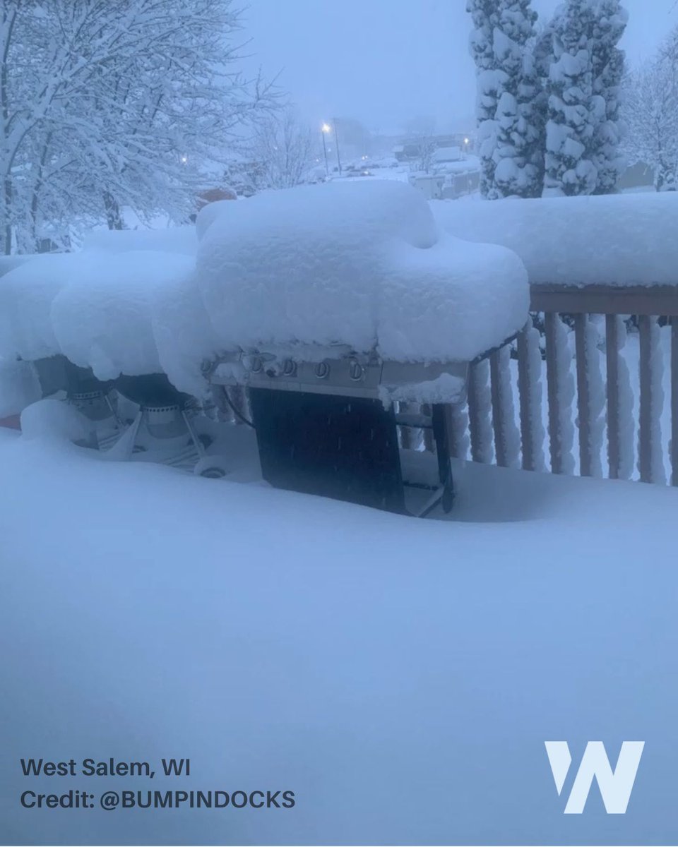 WeatherNation's tweet photo. That is a lot of snow ... 17"+ to be exact. A blizzard is slamming the Upper Midwest today dumping impressive April snowfall in the area! https://t.co/sahgUL1DPL