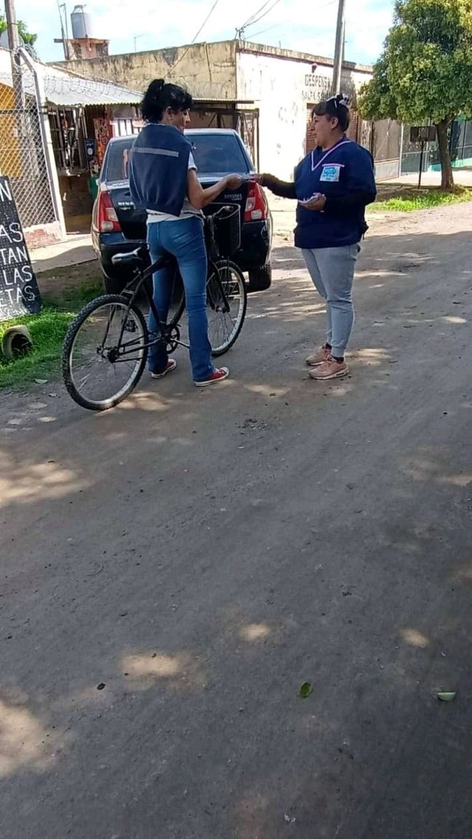 YaninaBasseok's tweet image. Nuestr@s promotor@s de salud colectiva estuvieron recorriendo los diferentes barrios de nuestro distrito llevando información a los vecin@s sobre de como prevenir el Dengue.  
@BarriosDePieOk
@BLANCAHCANTERO

#BlancaCantero2023
#YaninaBasse
#CuidemonosEntreTodos
#PresidentePeron