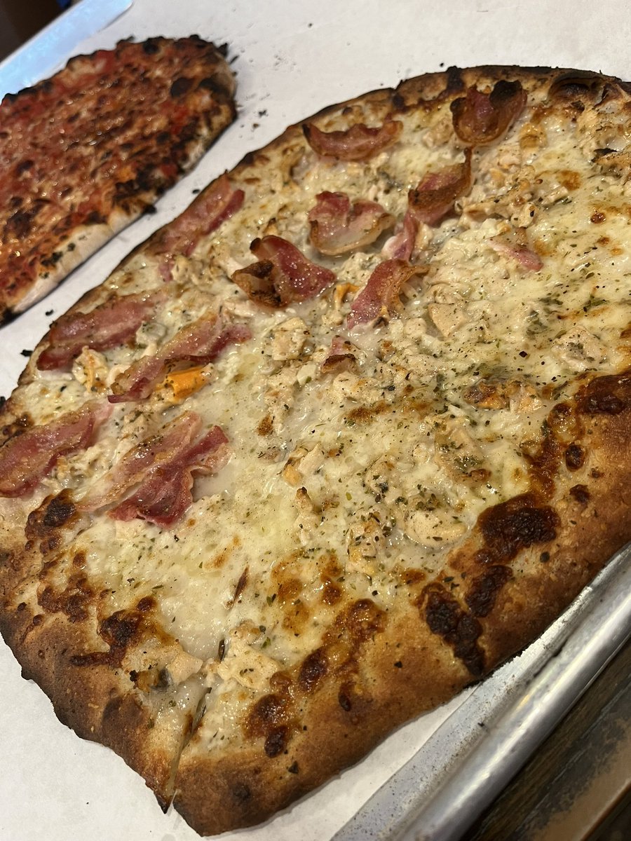 MikeLebron20's tweet photo. I’ve been to @sallysapizza before and I’ll keep going back again and again! Tried the clam pizza this time and it was out of this world!! 🍕 🤤 
.
.
#pizza #ctpizza #clampizza #sallysapizza #newhavenpizza #foodie #food #foodiesoftwitter #mikeyeatsit #instagood #instafood https://t.co/MuhPpnZpVc