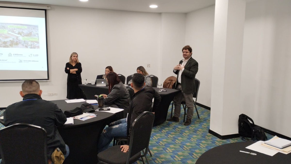 RenoBo_Bogota's tweet photo. #AEstaHora | La @EruBogota presenta ante cerca de 20 funcionarios y miembros del gobierno de El Salvador los procesos de revitalización que adelantamos en la ciudad y nuestro rol como operador urbanístico.

¡La ciudad es referente de transformación en escenarios internacionales! https://t.co/Bkr85VzIL1