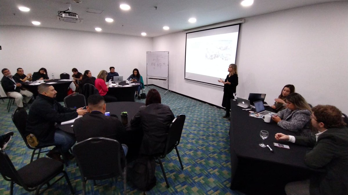 RenoBo_Bogota's tweet photo. #AEstaHora | La @EruBogota presenta ante cerca de 20 funcionarios y miembros del gobierno de El Salvador los procesos de revitalización que adelantamos en la ciudad y nuestro rol como operador urbanístico.

¡La ciudad es referente de transformación en escenarios internacionales! https://t.co/Bkr85VzIL1