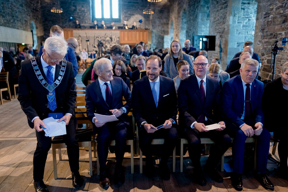 oceanpanel's tweet image. Dive into Norway's #OneOceanWeek conference in Bergen, focusing on sustainable marine management &amp;amp; #OceanPanel efforts. 

👇🌊
bit.ly/43AamLS

📸: @Paul_S_Amundsen