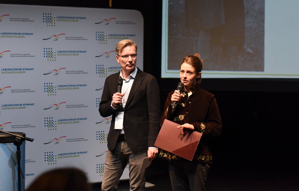 Das #Austauschlabor ist in vollem Gange! Wir freuen uns, dass wir uns mit euch in Lublin treffen können! Das ganze letzte Jahr haben wir darauf gewartet! Der #DPJW-Kongress für Engagierte des 🇩🇪-🇵🇱 #Schulaustauschs hat im Plenum begonnen, die Workshops gehen bis zum Abend.