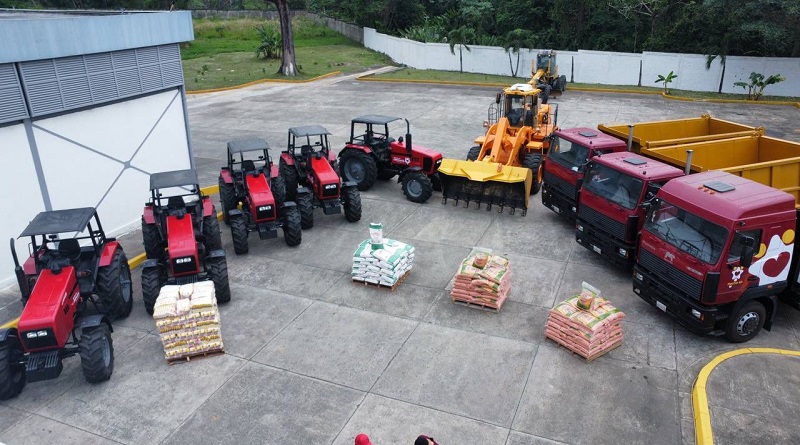 Productores reciben maquinarias para potenciar siembra de maíz #ConMaduroMásRevolución vtv.gob.ve/productores-ma…