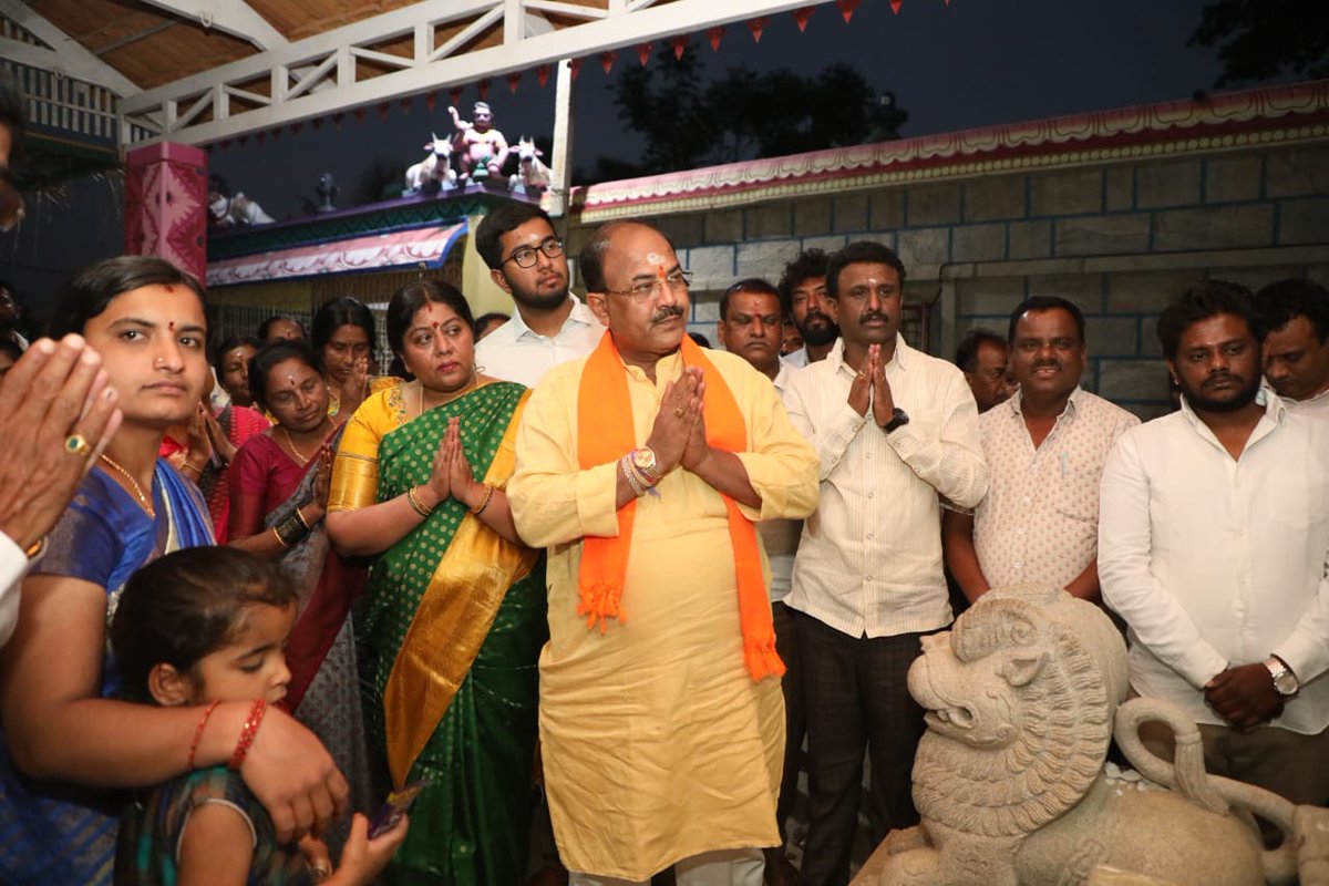 ArvindLBJP's tweet photo. As my wife Smt Manjula Aravind Limbavali has been declared as Bharatiya Janata Party candidate from Mahadevapura Constituency Assembly for 2023 Karnataka assembly elections, today, along with my wife and our elder son Mayur Limbavali,

(1/3) https://t.co/pF0xQgmRGu