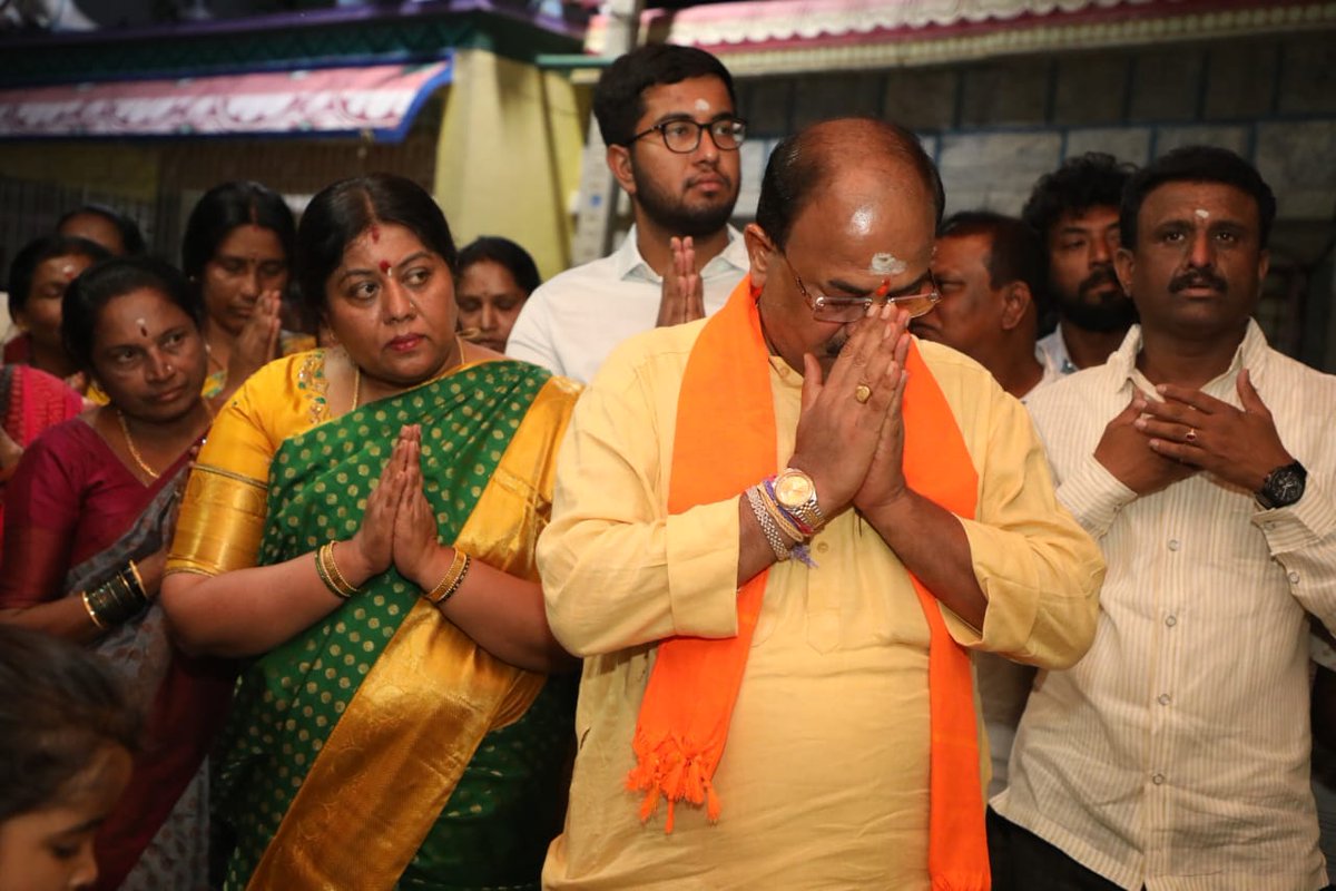 ArvindLBJP's tweet photo. As my wife Smt Manjula Aravind Limbavali has been declared as Bharatiya Janata Party candidate from Mahadevapura Constituency Assembly for 2023 Karnataka assembly elections, today, along with my wife and our elder son Mayur Limbavali,

(1/3) https://t.co/pF0xQgmRGu
