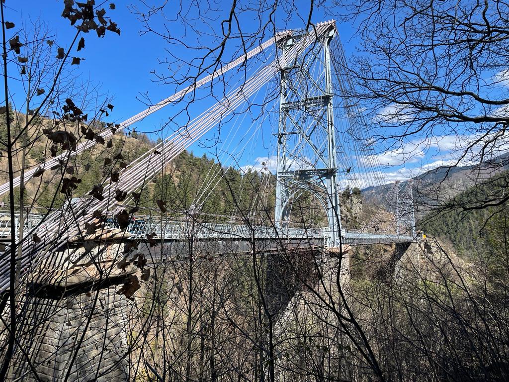 CatherineTrevet's tweet photo. 👷👷‍♀️Visite des opérations de printemps🌸sur la ligne du #TrainJaune
🌉 Remplacement de câbles sur le célèbre #PontGisclard, ouvrage historique de la ligne. 
Dans le cadre du #PlanRail, 9,3 M d’€ investis par l’Etat (25%), la région @Occitanie (66,5%), et @SNCFReseau (8,5%). https://t.co/dXTp3nKSEr