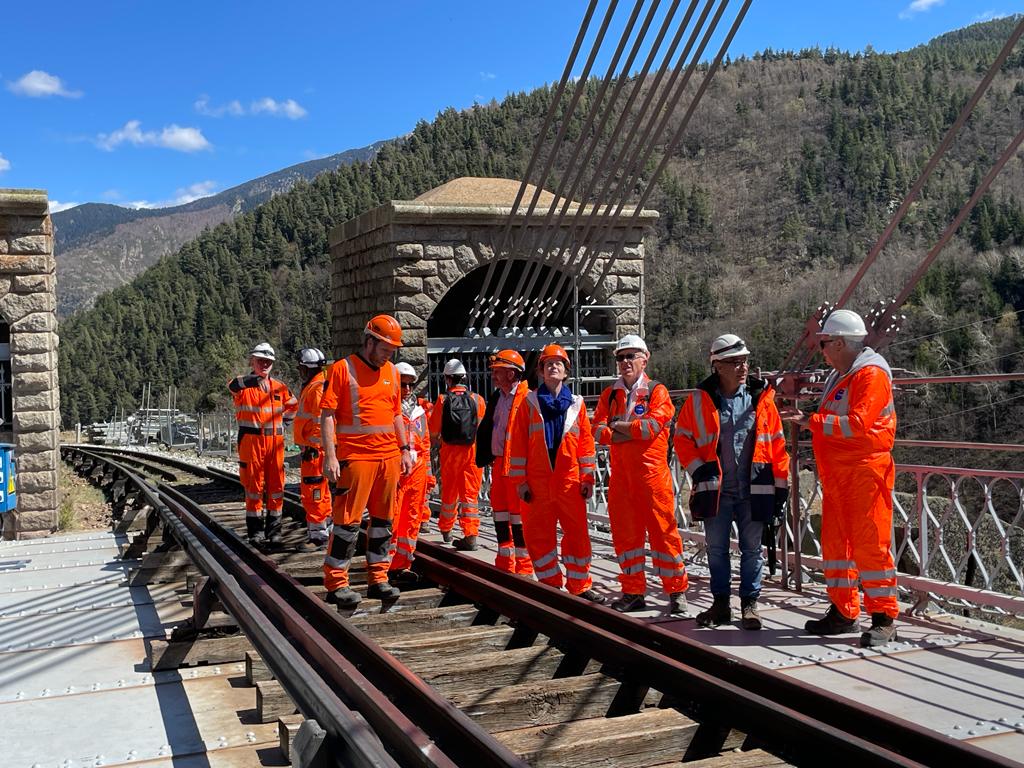 CatherineTrevet's tweet photo. 👷👷‍♀️Visite des opérations de printemps🌸sur la ligne du #TrainJaune
🌉 Remplacement de câbles sur le célèbre #PontGisclard, ouvrage historique de la ligne. 
Dans le cadre du #PlanRail, 9,3 M d’€ investis par l’Etat (25%), la région @Occitanie (66,5%), et @SNCFReseau (8,5%). https://t.co/dXTp3nKSEr