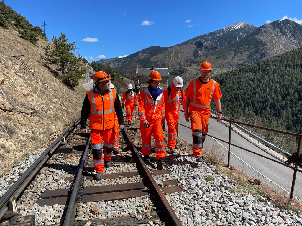 CatherineTrevet's tweet photo. 👷👷‍♀️Visite des opérations de printemps🌸sur la ligne du #TrainJaune
🌉 Remplacement de câbles sur le célèbre #PontGisclard, ouvrage historique de la ligne. 
Dans le cadre du #PlanRail, 9,3 M d’€ investis par l’Etat (25%), la région @Occitanie (66,5%), et @SNCFReseau (8,5%). https://t.co/dXTp3nKSEr