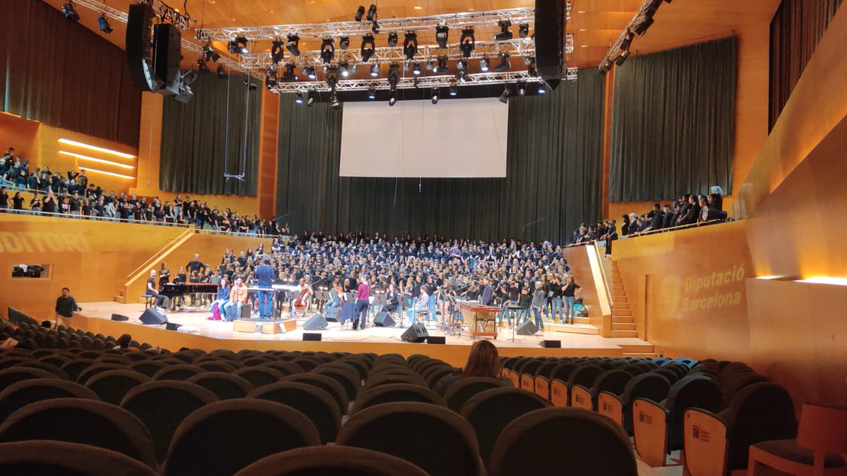 Avui l'alumnat de 4t ha participat en la Cantània, i ho han fet genial! #Cantània #escolaTresPins