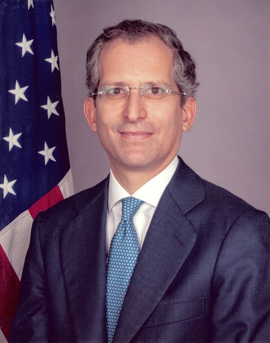 MATA_CoE's tweet photo. 📌Former US Ambassador to the EU, @tonylgardner, will visit @collegeofeurope to meet #MATAstudents and discuss current #transatlantic relations 🇪🇺🇺🇸 https://t.co/vHtBkjzI4v