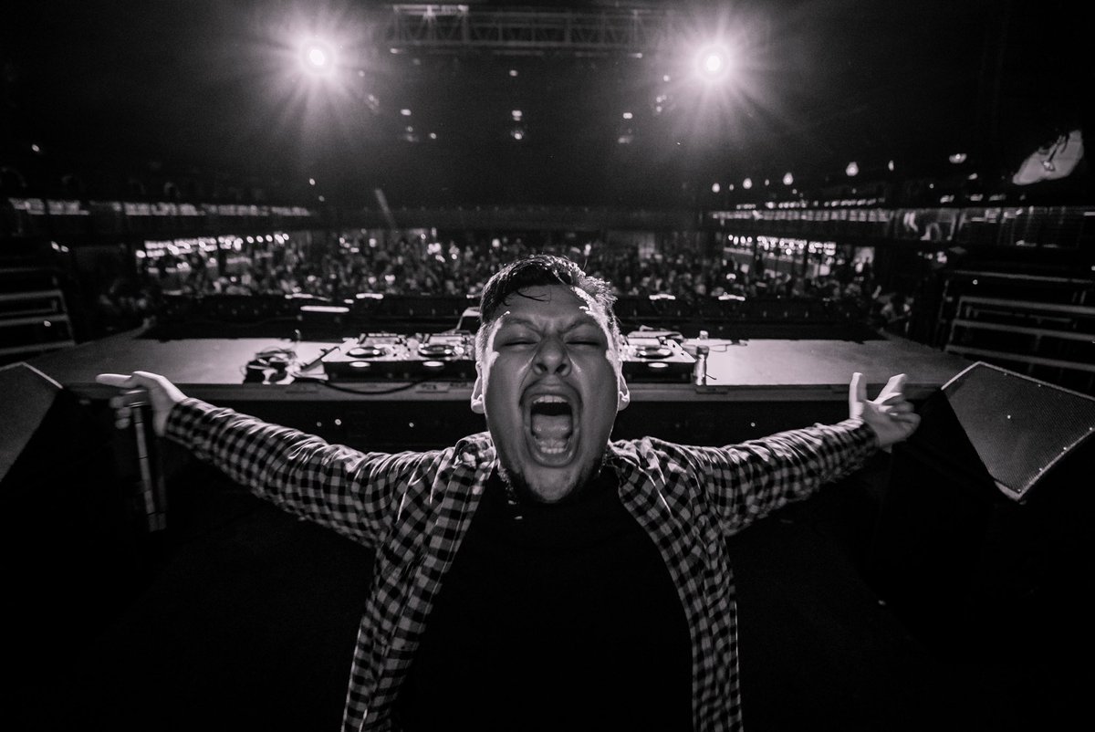 vastivemusic's tweet photo. WEEK 4 OF THRONES OF BLOOD IS OFFICIALLY A WRAP 🩸🐾

I cant say it enough but thank you all so damn much for all the love &amp; energy youve shown me each &amp; every night. It’s been such an unreal experience to be able to this night after night &amp; meet so many of you. I love y’all 🖤 https://t.co/gX2ikNTI1v