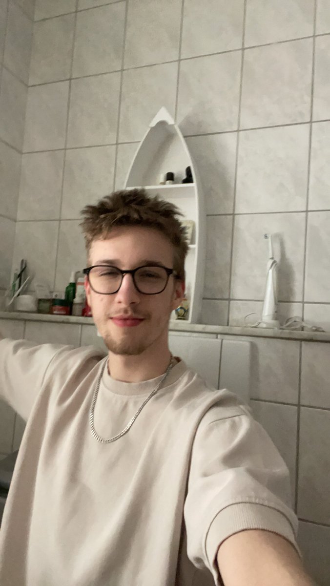 chickenmcegg's tweet photo. ICH BIN EIN FREIER MENSCH #FREEMAXIM IST VORBEI https://t.co/0XHLYq4hUI
