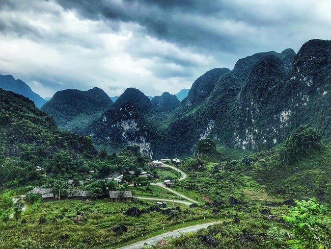 OneVivu's tweet photo. Quản bạ Hà Giang cách trung tâm TP Hà Giang 46km. Du lịch Quản Bạ Hà Giang bạn sẽ có cơ hội trải nghiệm được nền văn hóa của đồng bào vùng núi với 22 dân tộc  cùng chung sống #quanba #hagiang

https://t.co/qmZP5TXtmi https://t.co/ToKQKmNLzl