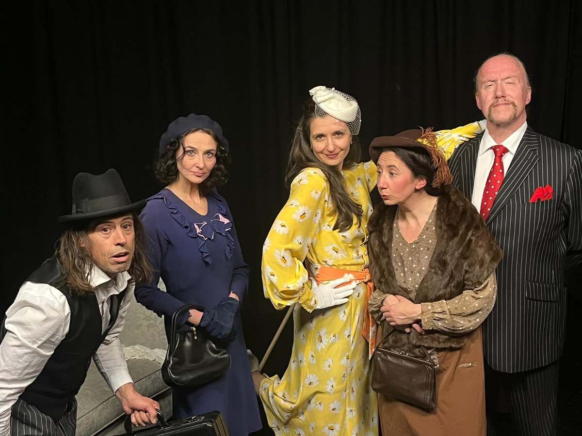 naomi_actor's tweet photo. Thank you to the amazing cast of Anton’s Shorts.
What a fabulous week of Farce and Frolicking.
💕🎭 #BristolActor #AlmaTheatre #Chekhov #ActorsLife #Farce #Comedy https://t.co/LhOLq6TnvZ