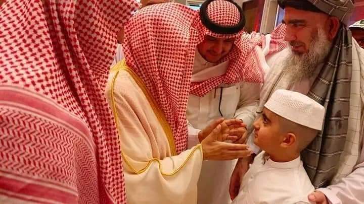 Sadaqatkhan_95's tweet photo. شہید مفتی عبدالشکور صاحب نے اپنے بیٹے کو خانہ کعبہ کے سامنے بھٹا کر دعا کی کہ اے اللہ کریمﷻ میرے اس بیٹے کو بڑا عالم دین بنادے،
اللہ کریمﷻ اس دعا کو قبول فرمائے۔
مفتی صاحب کا فرزند محمد بن عبدالشکور رحمہ اللہ کا امام کعبہ کے ساتھ یادگار ملاقات 💔😭 https://t.co/tWKPbCPNHi
