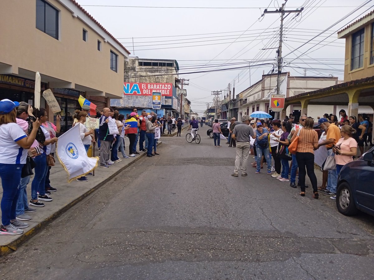 pedrolinares01's tweet photo. Hoy los trabajadores activos, jubilados y pensiónados tomaron la Av Bolívar frente al banco de Venezuela. exigen un salario digno. @AndresVelasqz @Class987FM @LaCausaRVe https://t.co/3LoC4C7nBu