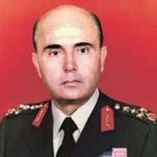 1◾Türkiye'yi yerinden oynatan adam.Öldürüleli 30 yıl oldu.
#TurgutÖzal'a düzenlenen 3. Suikast.
13 Haziran 1987 günü uçağına sabotaj. 18 Haziran 1988 günü Kartal Demirağ silahlı saldırı. 
17 Nisan 1993 zehirlenme ve ölüm.
Solda Kartal Demirağ'ın saldırısından sonra kürsünün önü.