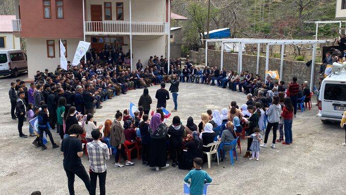 oznurbartin's tweet photo. Colemêrg’in Çelê ilçesine bağlı Aşût, Mêrgan, Gêman, Zawîte, Deştan köylerinde yaşayan halkımızla bir aradaydık. 14 Mayıs’ta sandıkta buluşma sözünü aldık.
#JinJiyanAzadi #DisaJinDisaJiyan #Emlivirin https://t.co/tRuX0LEPjX