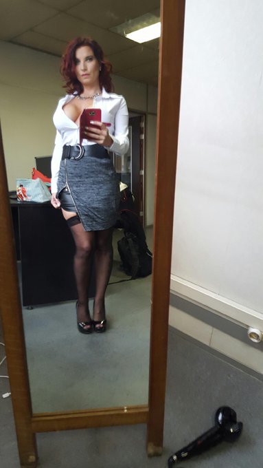 En mode secr&eacute;taire bien salope sur ces photos 😜😜😜💦💦💦 https://t.co/5AVDV0zu3F