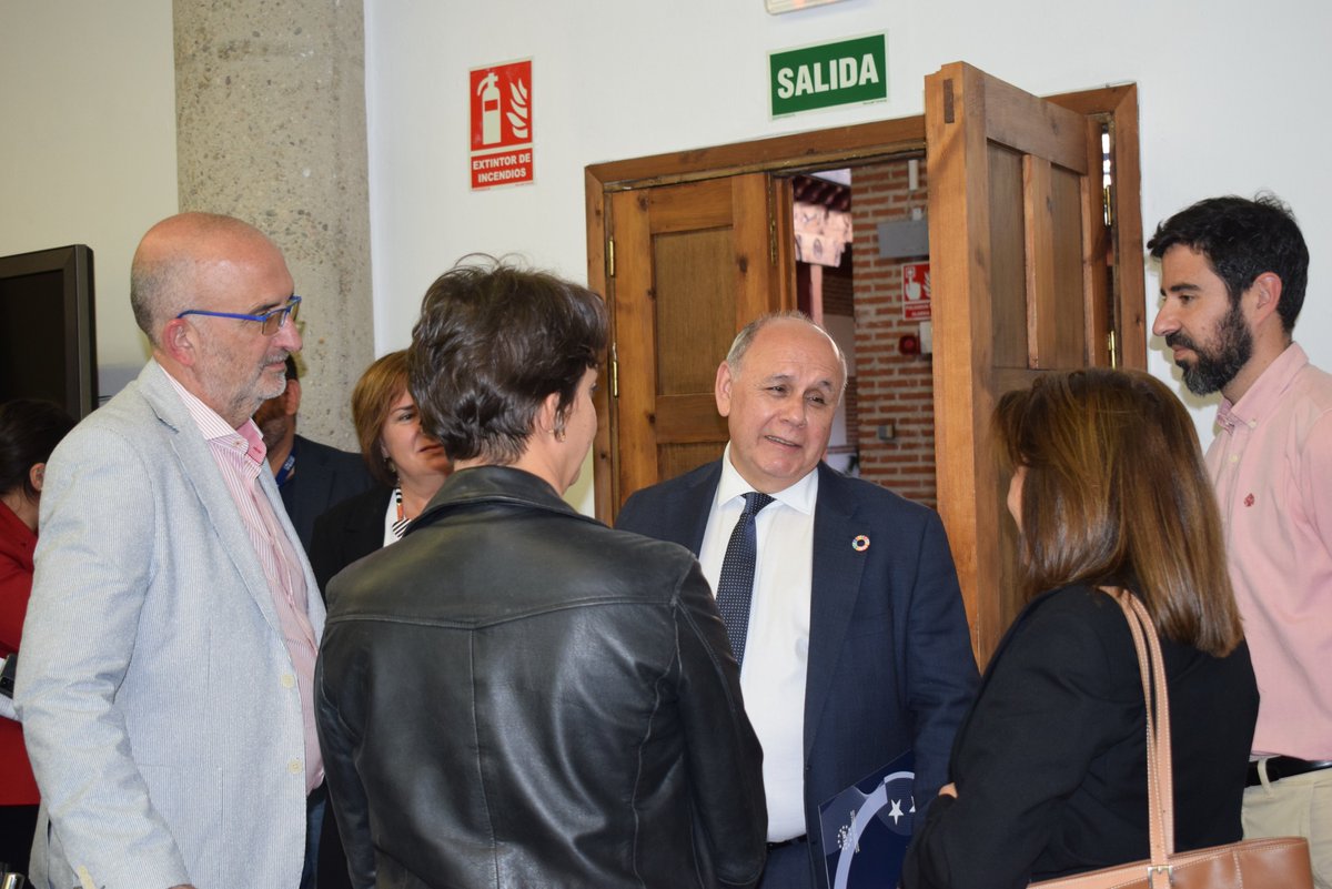 fempcomunica's tweet photo. 🤝#FEMP y @RFESS1 renuevan su colaboración para formar al personal de los #GobiernosLocales en #SoporteVitalBásico ante situaciones de emergencia.

🗨️@CDanielCasares: "Este acuerdo salvará vidas. Cualquier persona, con los conocimientos adecuados, puede evitar una tragedia" https://t.co/Iu4w2bqViR