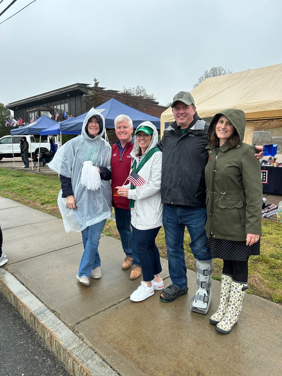 EversourceMA's tweet photo. Let's go, runners! 👋 #TeamEversource is at Mile 9 with @The_USO cheering on all of today's @BostonMarathon competitors. Last week, these dedicated volunteers were at the Charlestown Navy Yard helping to assemble care packages for service members overseas. #NVW2023 #VolunteerWeek https://t.co/KD7Ltb76GM