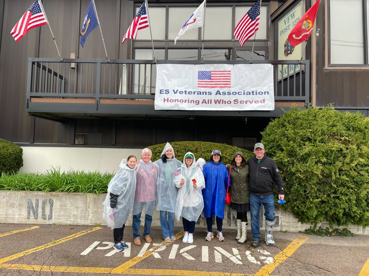 EversourceMA's tweet photo. Let's go, runners! 👋 #TeamEversource is at Mile 9 with @The_USO cheering on all of today's @BostonMarathon competitors. Last week, these dedicated volunteers were at the Charlestown Navy Yard helping to assemble care packages for service members overseas. #NVW2023 #VolunteerWeek https://t.co/KD7Ltb76GM