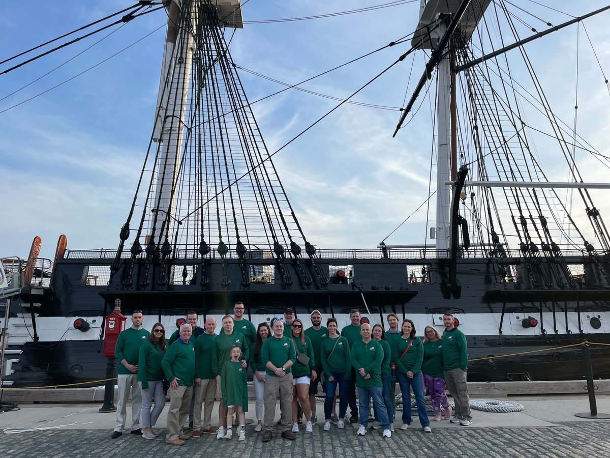 Let's go, runners! 👋 #TeamEversource is at Mile 9 with <a href="/The_USO/">USO</a> cheering on all of today's <a href="/BostonMarathon/">Boston Marathon</a> competitors. Last week, these dedicated volunteers were at the Charlestown Navy Yard helping to assemble care packages for service members overseas. #NVW2023 #VolunteerWeek