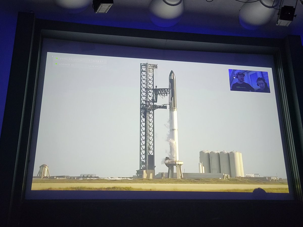 cgadet's tweet photo. Conférence intergénérationnelle E3D en astrophysique organisée par la  mission intergénération @Academie_Paris en partenariat avec la @mairiedu13,animée par M.Galfard Docteur en physique quantique.Participation de 850 écoliers,collégiens,lycéens et seniors. @education_gouv https://t.co/A1LTK2XehJ