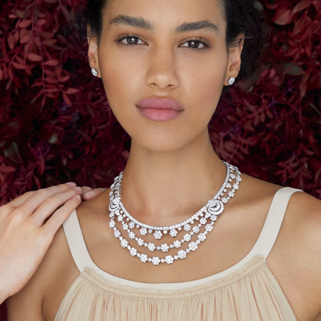 vancleefarpels's tweet photo. Be dazzled by this transformable Snowflake necklace, which can be worn up to nine different ways to suit any mood.
#VCAsnowflake #HighJewelry #VanCleefArpels #VCAdiamond
Illustrator: Jeremie Fischer
Photographer: Erik Madigan Heck
https://t.co/2XlBxdhPFD https://t.co/1f8dOzVAI1