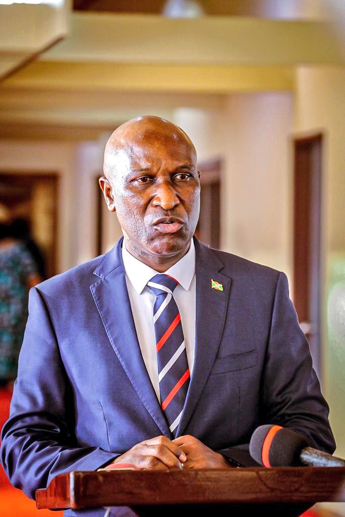 UbumweHebdo's tweet photo. Umushikiranganji wa mbere Gervais Ndirakobuca aherekejwe n'umutambukanyi wiwe,yafashe urugendo rw'akazi   rumushikana mu gihugu c'Ubutariyano. Akaba yitavye ubutumire bwa mugenzi we w'ico gihugu. 1/2 https://t.co/QUx0lNVW7s