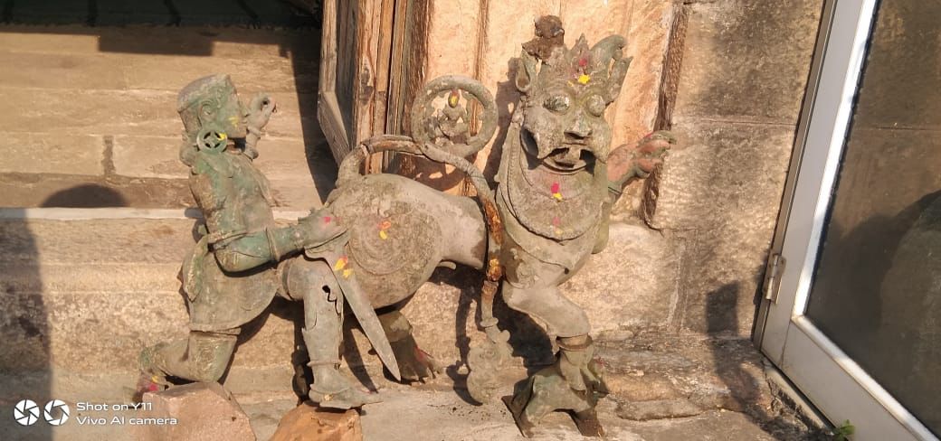 ●Hoysala royal emblem* found, during the course of the renovation of the old Añjanēyasvāmi #Temple at Hooli village, #Savadatti tq, #Belgavi dist., #Karnataka.