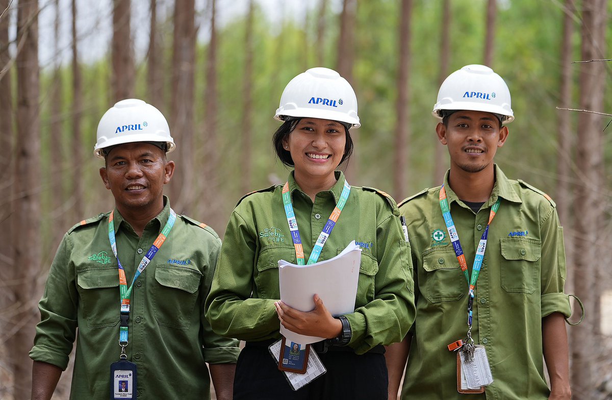 Perkenalkan Kartika, Asisten Plantation kami dari Ukui. Ia bertanggung jawab terhadap hama dan penyakit di Plantation PT RAPP. Yuk simak kisahnya pada tautan berikut  bit.ly/41wuv3D #lifeatAPRIL #APRIL2030