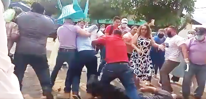 HCHTelevDigital's tweet photo. ¡Exigen desalojo de toma! Hasta sillas y palos volaron en “zaperoco�� entre empleados y Libres en el hospital progreseño https://t.co/dJmbZRE7kZ a través de @HCHTelevDigital https://t.co/oznAEP9txD