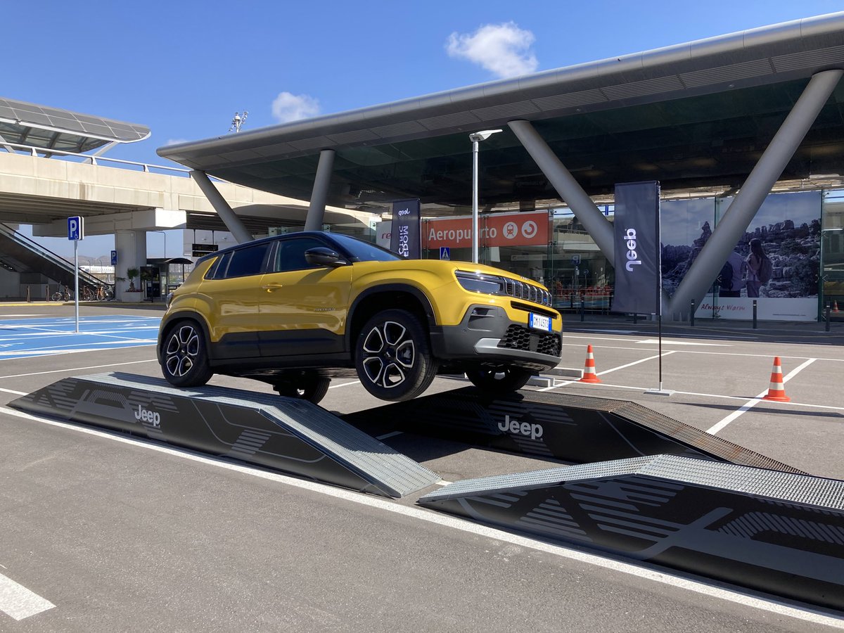 Vandaag introduceert #Jeep de Avenger aan de pers. Rijden mag pas na een bekwaamheidsproef!