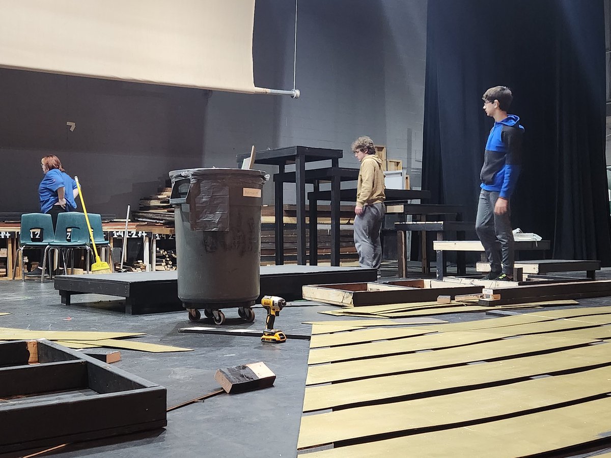 FZNPlayers's tweet photo. Takes weeks to put up and an hour to take down. Tech I killed it today!
#teamwork
#byejoseph https://t.co/ePY3PTqnHW