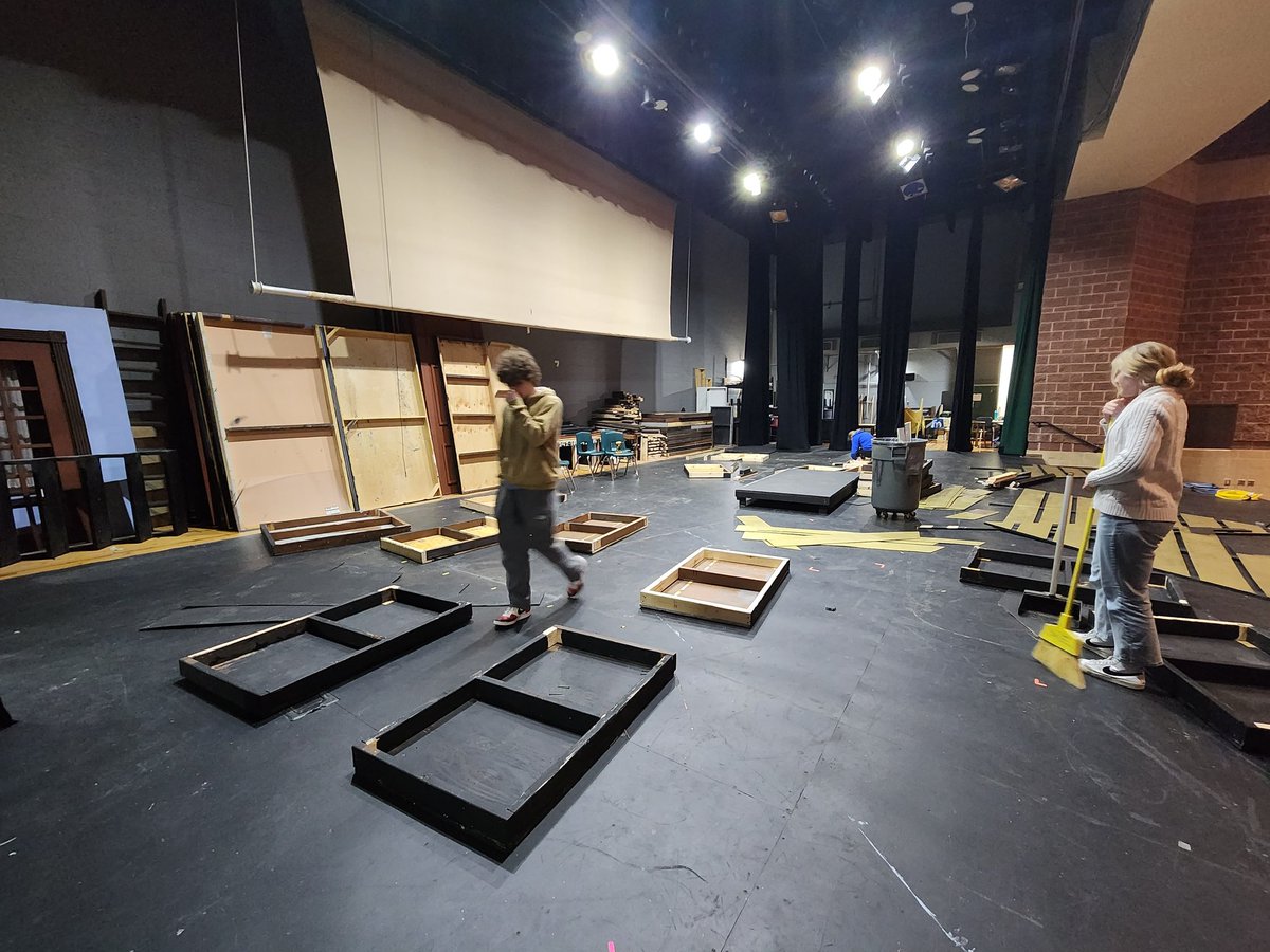 FZNPlayers's tweet photo. Takes weeks to put up and an hour to take down. Tech I killed it today!
#teamwork
#byejoseph https://t.co/ePY3PTqnHW