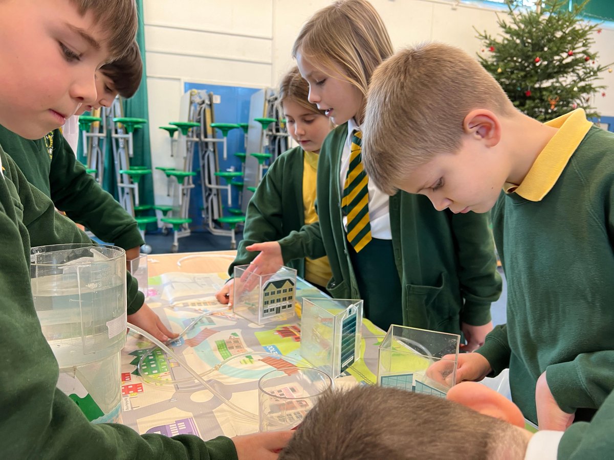🌻 Mae tymor yr haf yma, ac mae ein rhaglen addysg eisoes yn llawn, gyda dros 200 o ysgolion yn cymryd rhan! 

👩‍🏫 Mae dal modd i athrawon sbarduno'r addysgu trwy ddefnyddio ein taflenni gwaith a gweithgareddau dŵr ar-lein. 

👉 Ewch i: ow.ly/iMKm50NKrwO