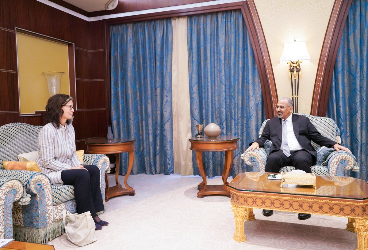 AidrosAlzubidi's tweet photo. الرئيس القائد عيدروس الزُبيدي يناقش مع سفيرة مملكة الدنمارك خارطة الطريق المطروحة لإنجاح العملية السياسية

https://t.co/v6KOjIeE0F https://t.co/k0wtSpUkbh