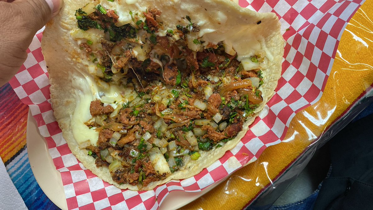 Buenos días mi familia gustan gordita de chicharrón rojo y quesadilla de al pastor 🤤🤤🤤🤤🤤🤤🤤🤤🤤🤤

De rechupete 😋