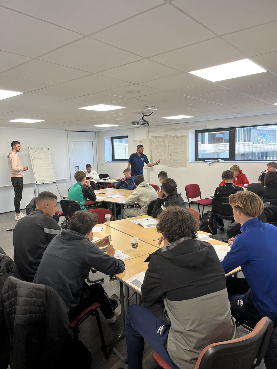 PannierJulien's tweet photo. Encadrement du CFF1 au district 35.

Toujours un plaisir d’échanger, de partager et de co-construire le parcours d’éducateurs autour de notre passion commune qu’est le football!

Chaque expérience et chaque rencontre enrichissent notre parcours! https://t.co/F88gPCM7r0