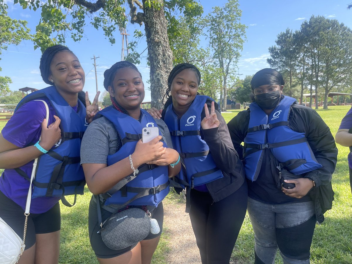 TonyaBGreen's tweet photo. Great day for our annual Senior Picnic! @Oil_Ranch @HumbleISD_HHS #HHS23niors https://t.co/Q35K1j3Sv7