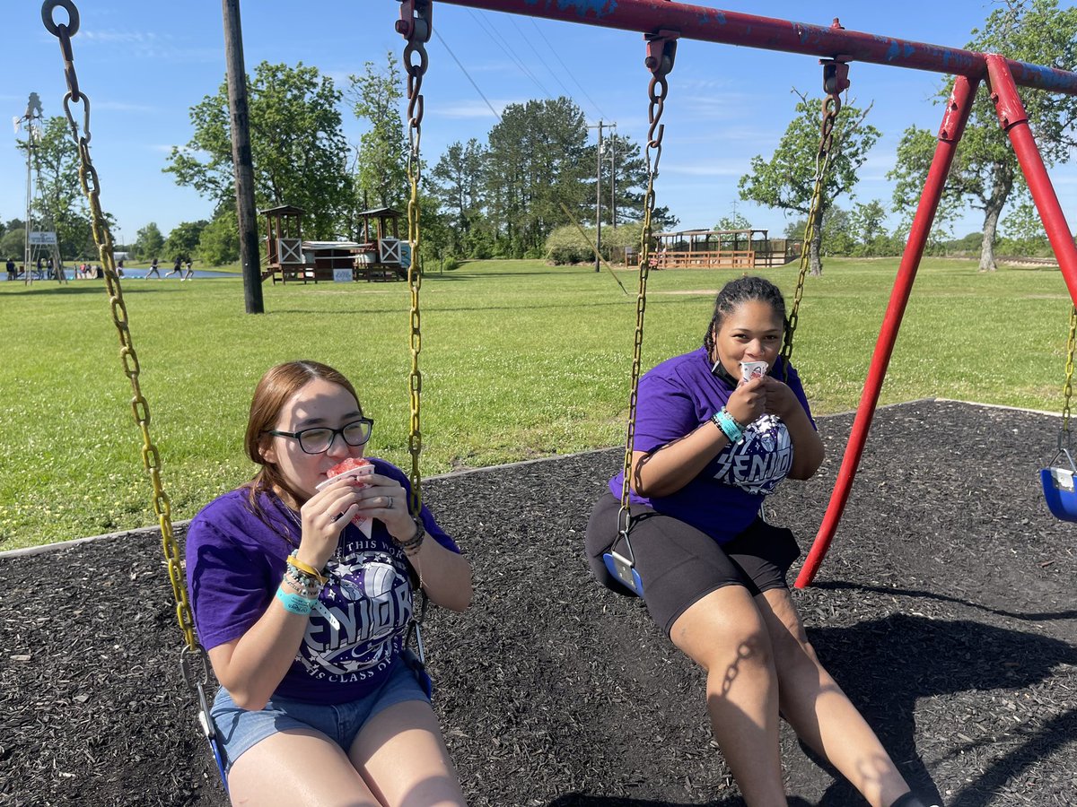 TonyaBGreen's tweet photo. Great day for our annual Senior Picnic! @Oil_Ranch @HumbleISD_HHS #HHS23niors https://t.co/Q35K1j3Sv7