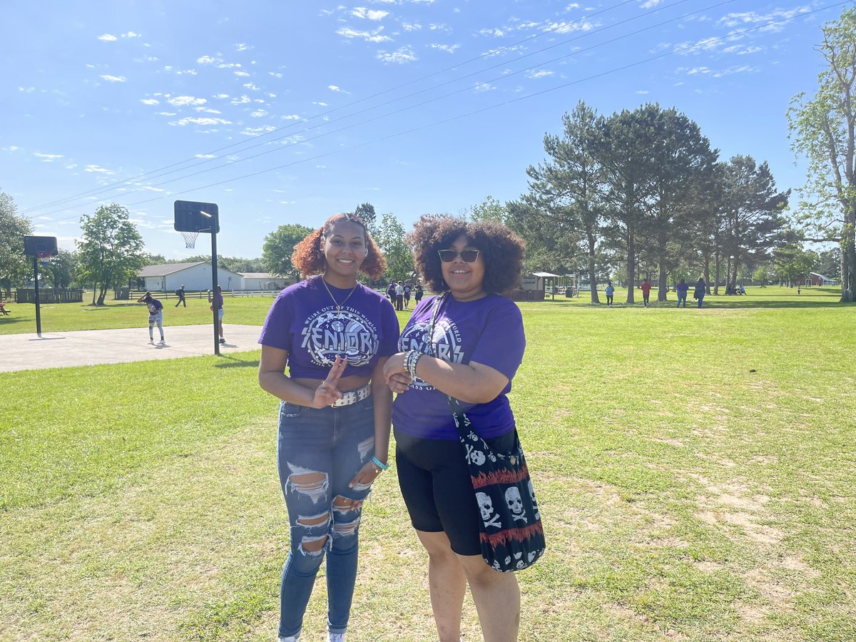 TonyaBGreen's tweet photo. Great day for our annual Senior Picnic! @Oil_Ranch @HumbleISD_HHS #HHS23niors https://t.co/Q35K1j3Sv7